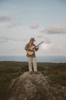 Kleines Open Air in der Gro&szlig;en Burgstra&szlig;e: Tom Harrington (AUS)